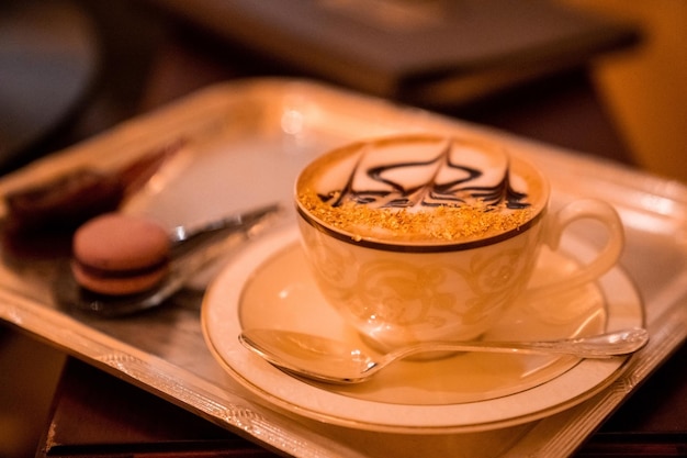 Taza de Golden Cappuccino en Abu Dhabi. Café con decoración dorada. EAU. Emiratos Árabes Unidos.
