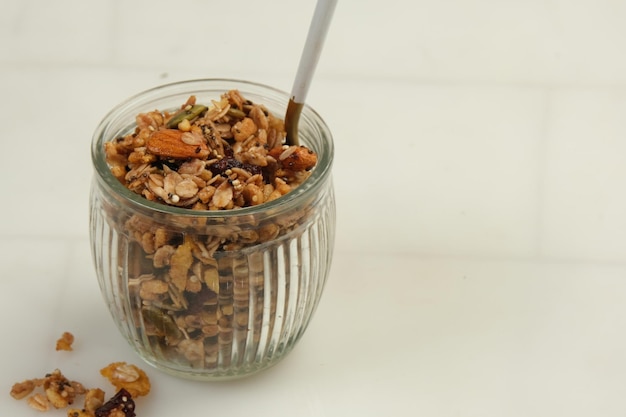 Una taza de granola sobre un fondo blanco