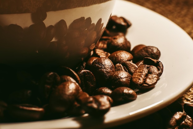 Taza de granos de café en un plato