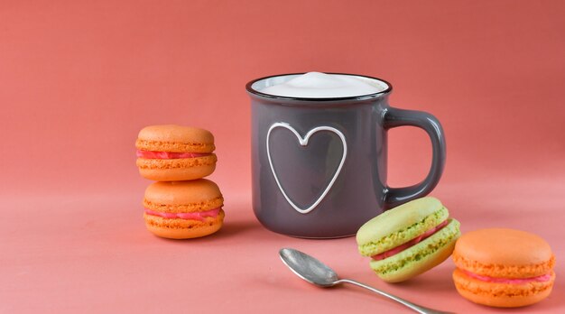 Taza gris con capuchino y macarons