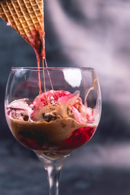 Foto taza de helados en una mesa