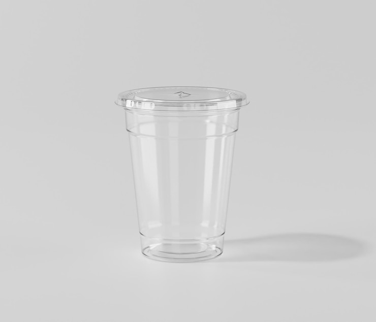 Una taza de hielo desechable transparente realista, una maqueta de taza de plástico con tapa