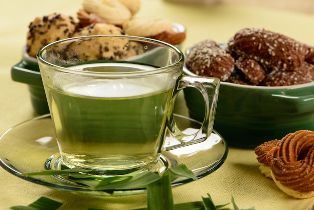 Taza de hierba de bálsamo de limón con galletas