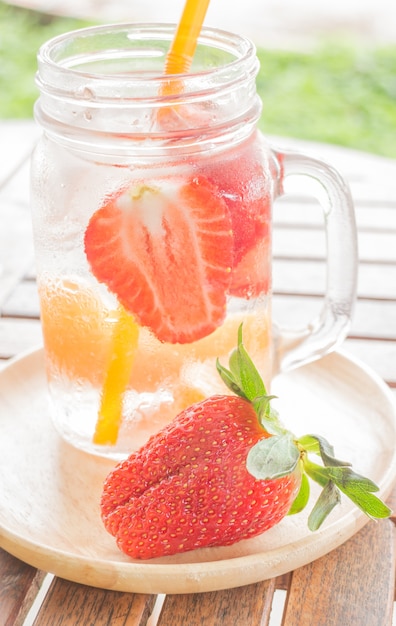 Taza infundida de agua de mezcla fruta refrescante bebida