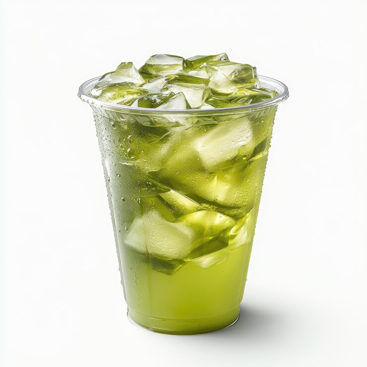una taza de jugo de limón verde con cubos de hielo en él