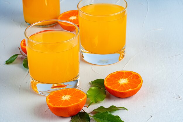 Taza de jugo de naranja en la mesa de cerca