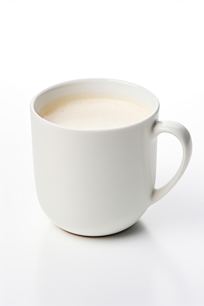 Una taza de leche caliente sobre un fondo blanco