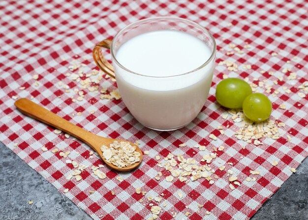 Taza de leche con cereales y uvas