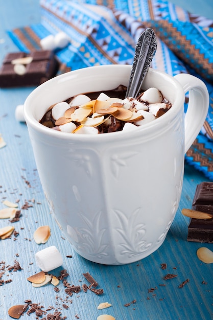 Taza de leche con chocolate