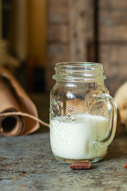 taza con leche y galletas en la mesa, hojas de otoño