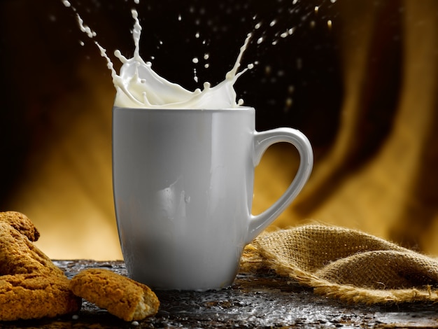 taza de leche y galletas