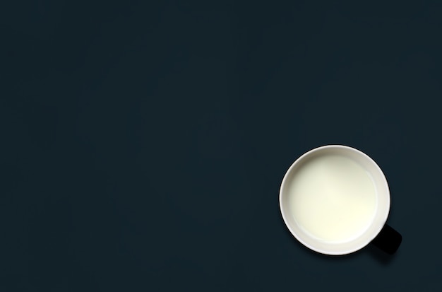 Taza de leche en la pizarra con espacio para texto