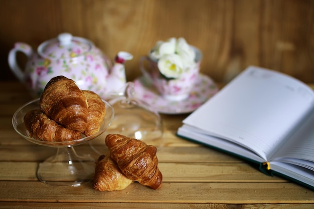 Taza con libro de croissant de té