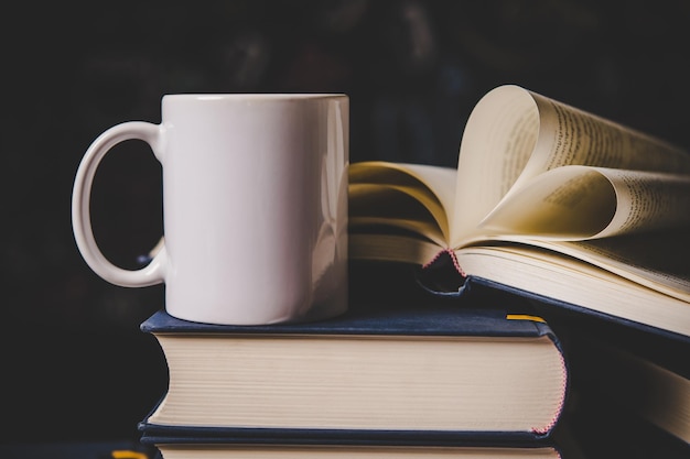 taza en los libros en el aula