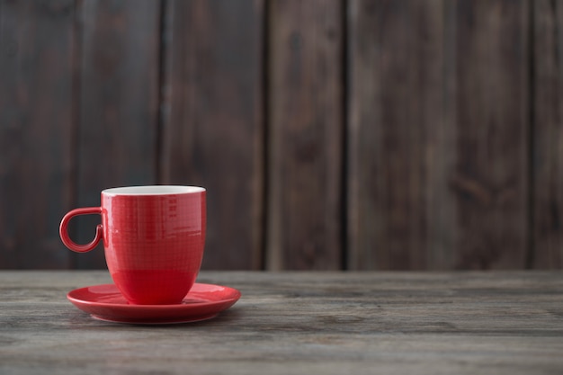 Taza limpia sobre madera vieja