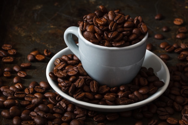 Taza llena de granos de café