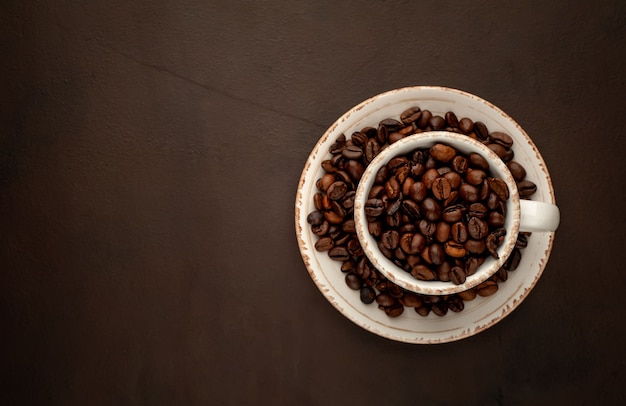 taza llena de granos de café