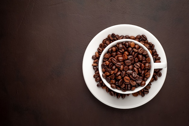 taza llena de granos de café