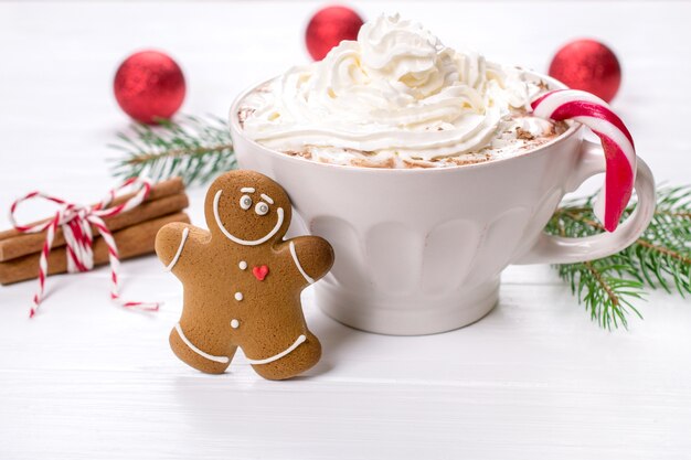 Taza con malvaviscos y galletas de jengibre