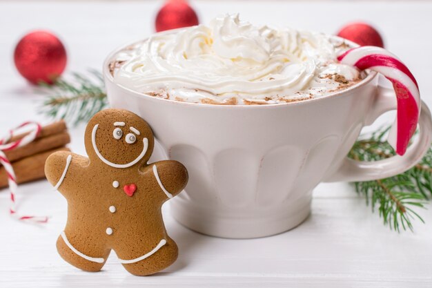 Taza con malvaviscos y galletas de jengibre