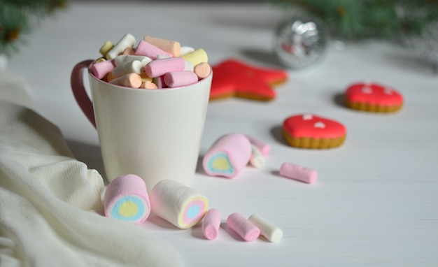 Taza con malvaviscos y pan de jengibre