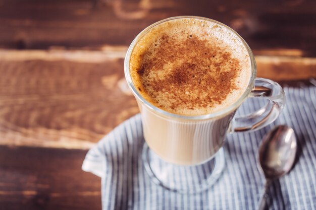 Taza de la mañana de fondo capuchino, espacio de copia