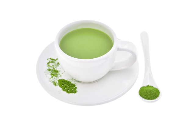 Taza de matcha latte sobre fondo blanco.