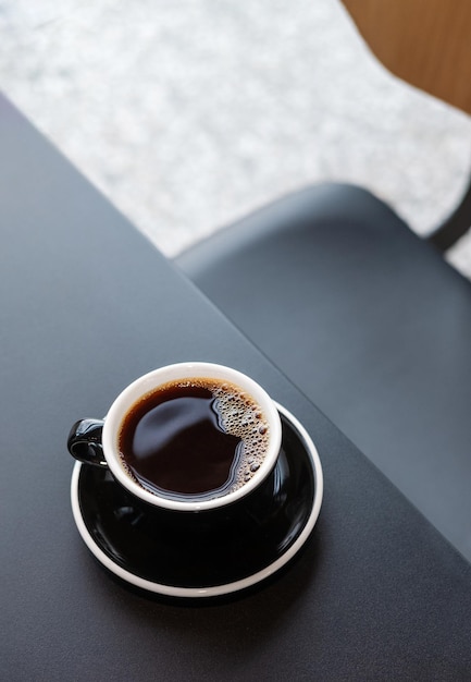 Taza matutina de café de filtro en la mesa de la cafetería