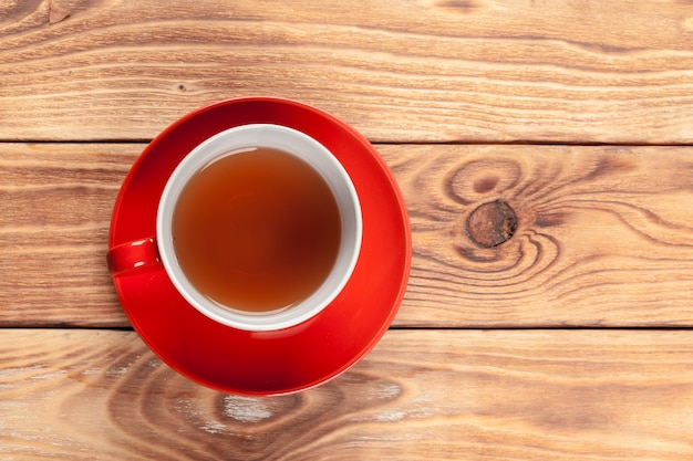 taza en la mesa de madera