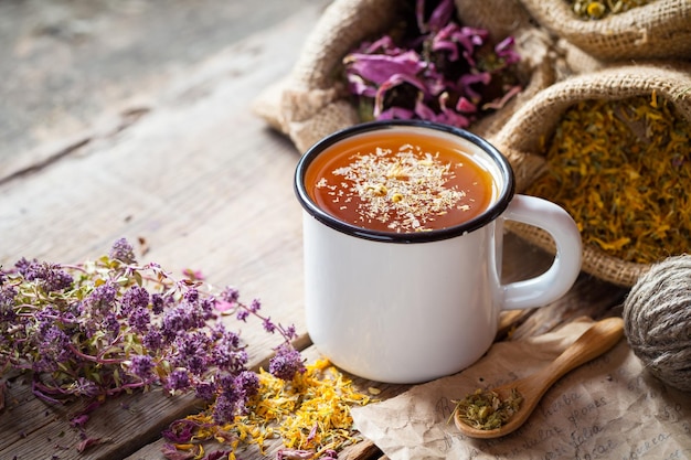 Taza de miel de té de margarita saludable y bolsas de hierbas curativas Medicina herbaria