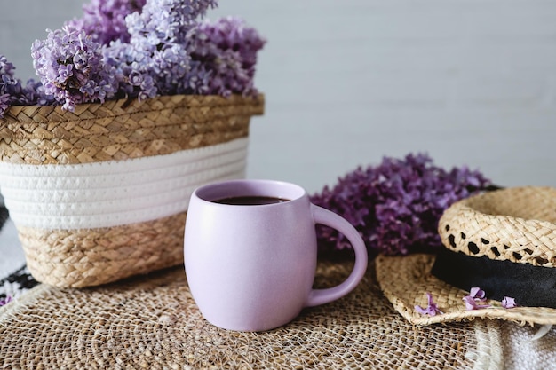 Taza morada con té sobre un fondo lila hermoso buenos días