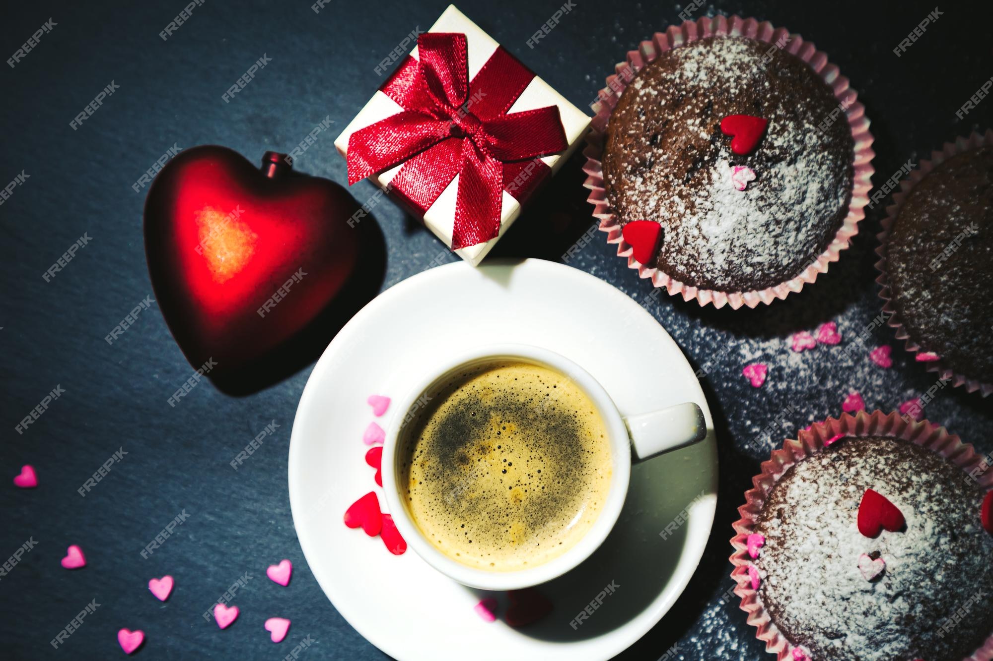 Silicio Días laborables Cuña Taza de muffins de chocolate de café y regalo sobre fondo oscuro el  concepto de un cumpleaños romántico por la mañana o día de san valentín |  Foto Premium