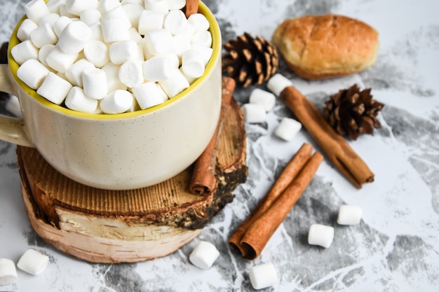 Una taza de navidad año nuevo delicioso chocolate caliente y cacao con malvaviscos espolvoreados con cacao ...