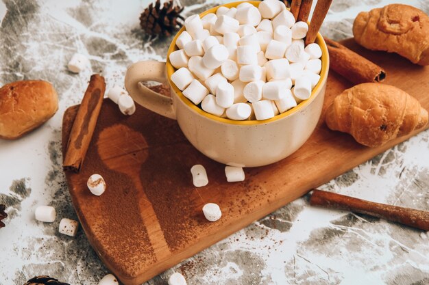 Una taza de navidad año nuevo delicioso chocolate caliente y cacao con malvaviscos espolvoreados con cacao ...