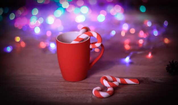 Taza de Navidad roja en fondo festivo brillante