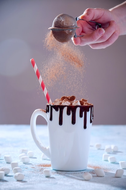 Taza navideña de cacao con chocolate y malvaviscos