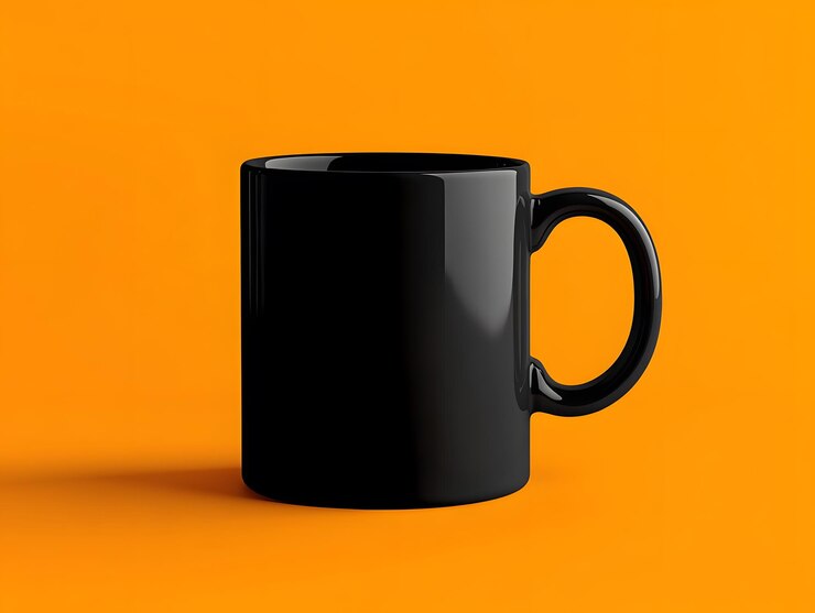 una taza negra con la palabra o en ella