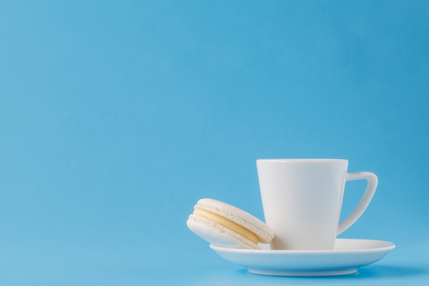 Taza o taza de café con leche moderna y elegante en un plato