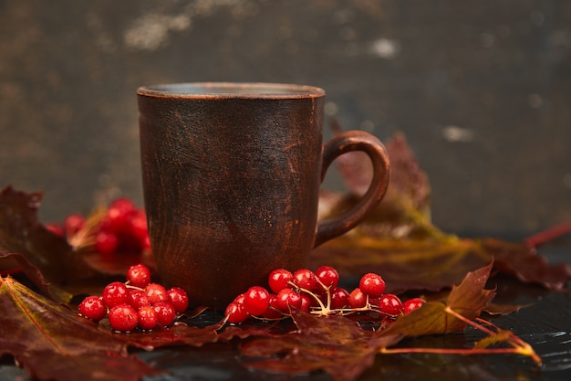 Taza o taza de té viburnum caliente