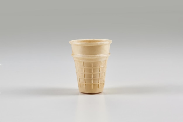 Foto taza de oblea ligera vacía para helado aislado en concepto blanco de plantilla de maqueta de golosinas de comida para