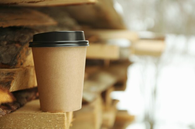 Taza de papel en blanco espacio al aire libre para texto