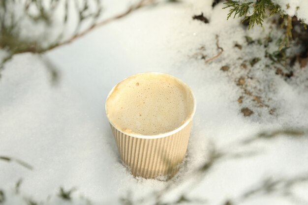 Taza de papel con café al aire libre en invierno