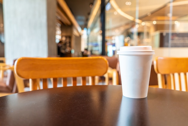 taza de papel de café caliente en la cafetería