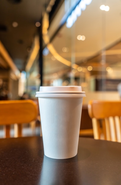 taza de papel de café caliente en la cafetería