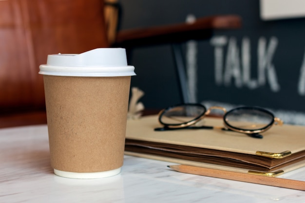 taza de papel de café caliente