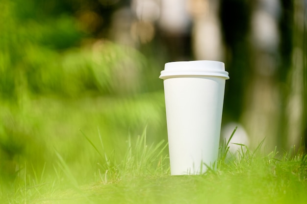 Taza de papel de café en el parque