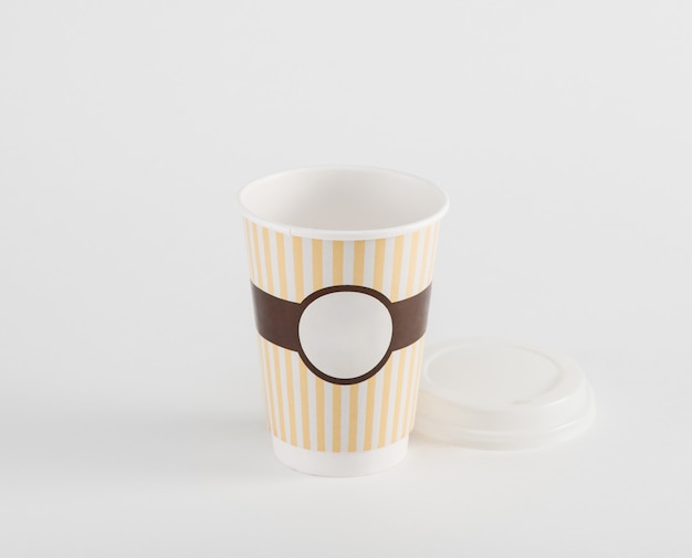 Taza de papel de café vacía en comida para llevar aislado sobre fondo blanco.