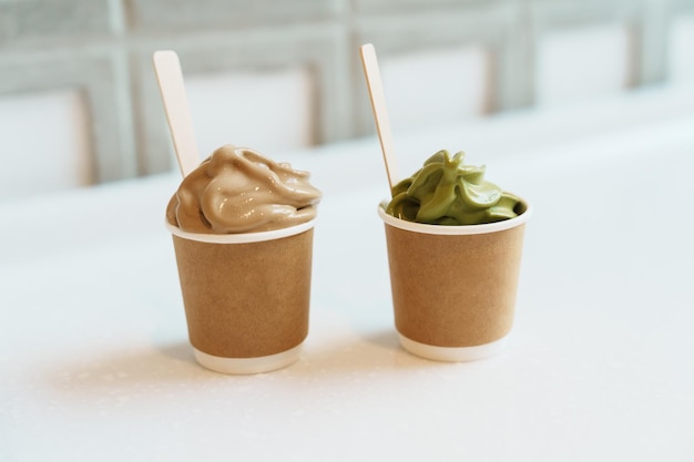 Taza de papel de helado de té verde y café en la cafetería