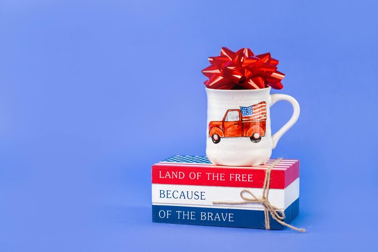 Taza patriótica con arco rojo y camión de bandera estadounidense en libros