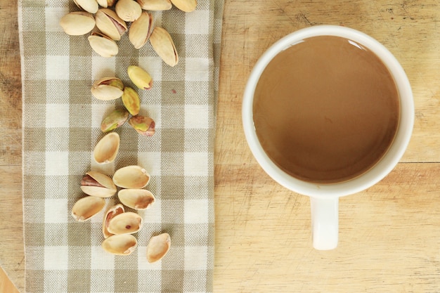 Taza de pistacho y café con leche.